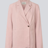 Klassisk blazer med et elegant design. MaxwellMD blazer har en reverskrave, to lommer fortil og en asymestisk knappelukning.