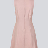 Figursyet kjole uden ærmer. MaxwellMD tank dress har en rund hals og en usynlig lynlås i ryggen.
