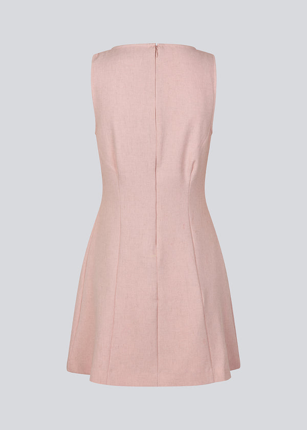 Figursyet kjole uden ærmer. MaxwellMD tank dress har en rund hals og en usynlig lynlås i ryggen.