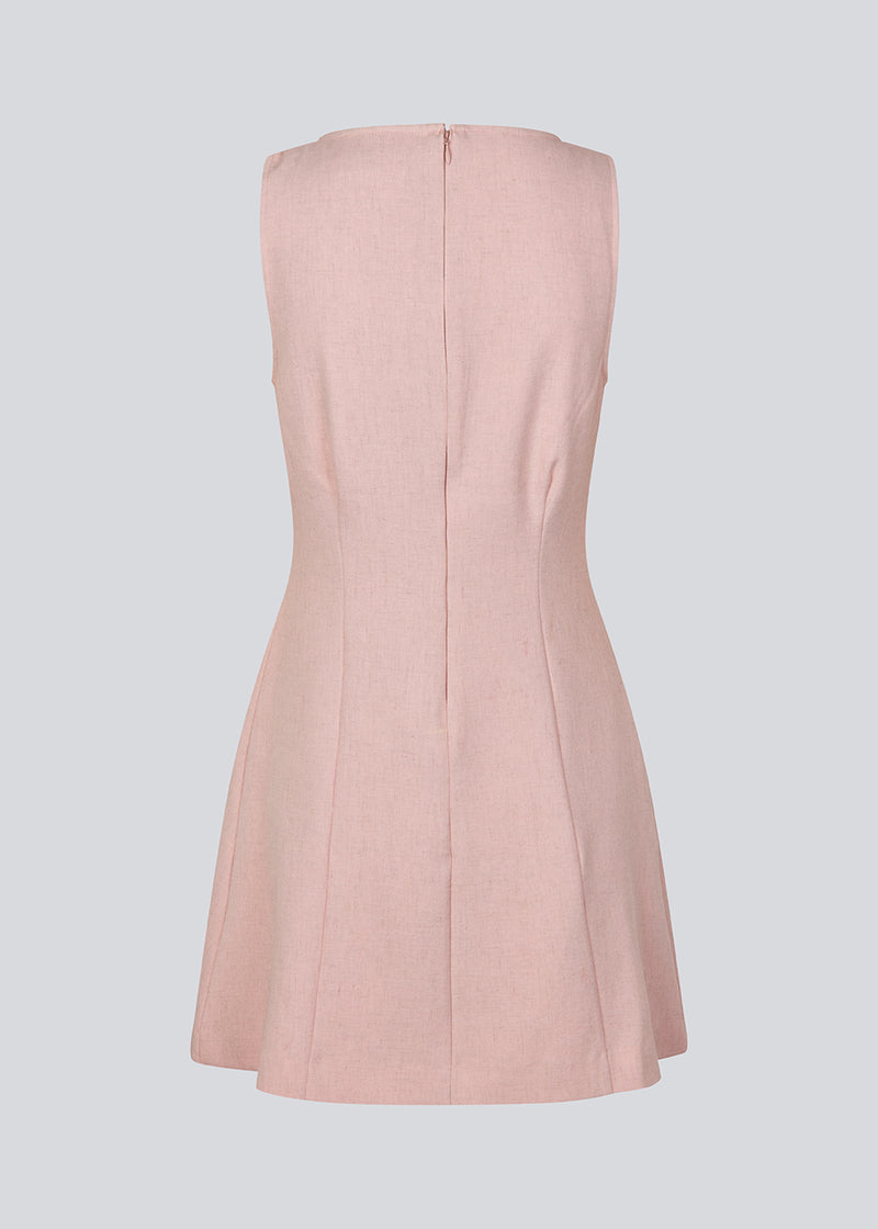 Figursyet kjole uden ærmer. MaxwellMD tank dress har en rund hals og en usynlig lynlås i ryggen.