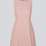 Figursyet kjole uden ærmer. MaxwellMD tank dress har en rund hals og en usynlig lynlås i ryggen.
