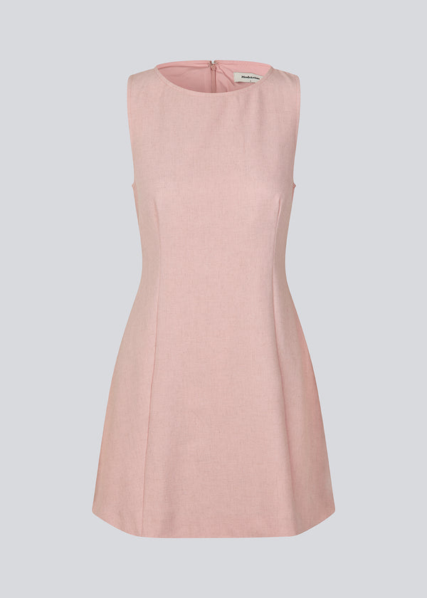 Figursyet kjole uden ærmer. MaxwellMD tank dress har en rund hals og en usynlig lynlås i ryggen.