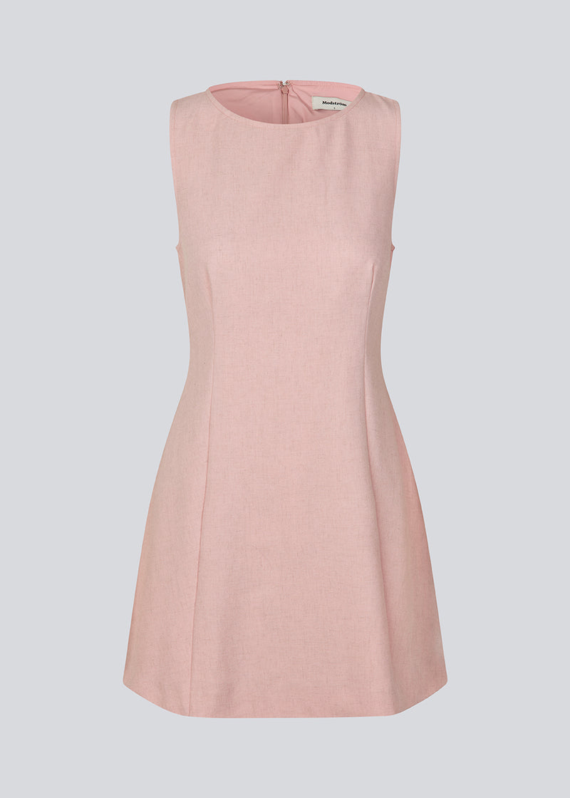 Figursyet kjole uden ærmer. MaxwellMD tank dress har en rund hals og en usynlig lynlås i ryggen.