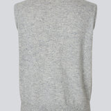 Blød grå vest i tynd strik. MayuMD vest har en v-udskæring og en løs pasform. Modellen er 177 cm og har en str S/36 på.