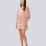 Kort langærmet kjole med v-hals og bindebånd i taljen. MeliaMD print LS dress har en smock detalje ved ærmerne og en flæsekant. Kjolen har et smukt blomstret print i lyserøde nuancer. Modellen er 177 cm og har en str. S/36 på.