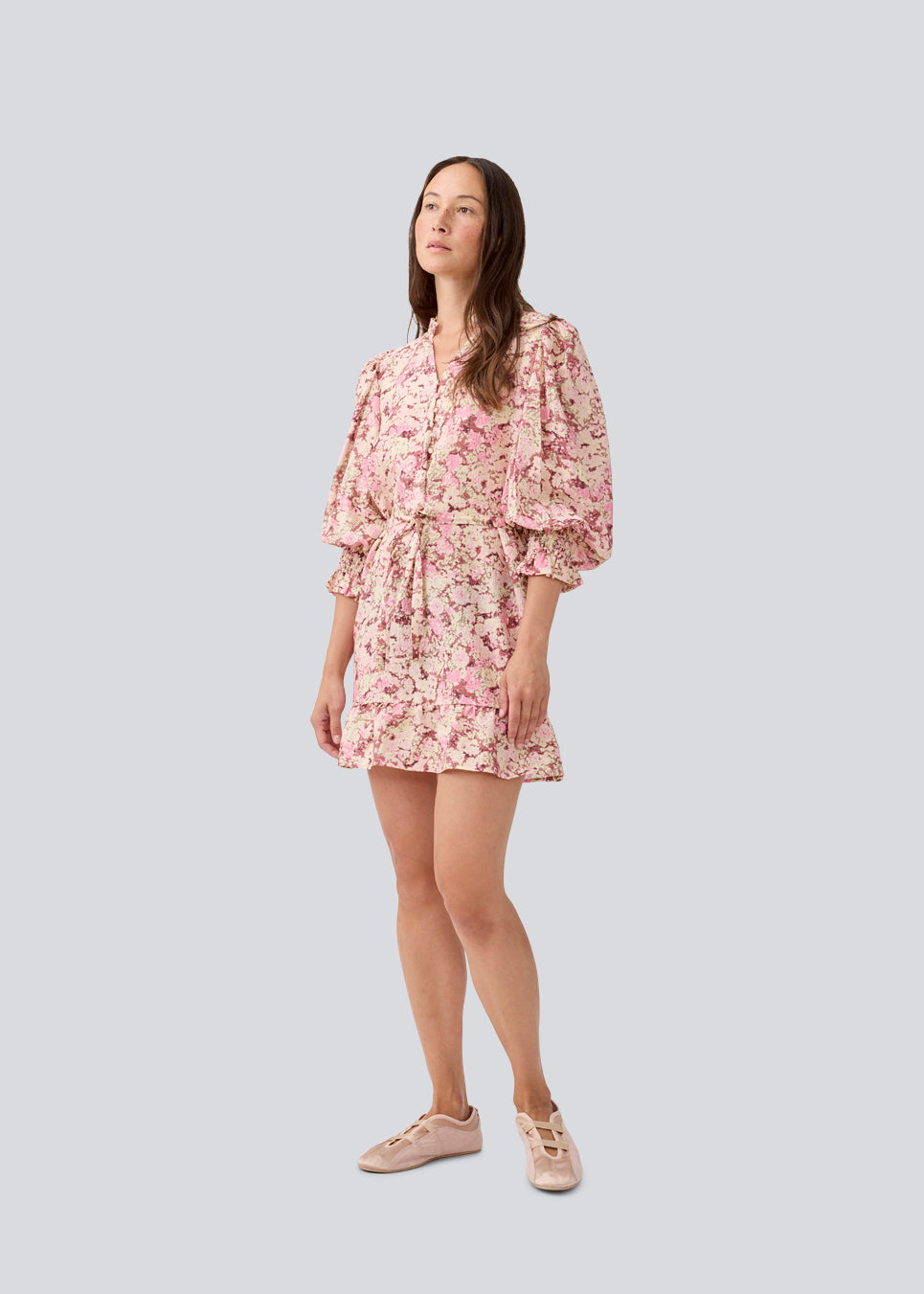 Kort langærmet kjole med v-hals og bindebånd i taljen. MeliaMD print LS dress har en smock detalje ved ærmerne og en flæsekant. Kjolen har et smukt blomstret print i lyserøde nuancer. Modellen er 177 cm og har en str. S/36 på.