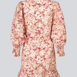 Kort langærmet kjole med v-hals og bindebånd i taljen. MeliaMD print LS dress har en smock detalje ved ærmerne og en flæsekant. Kjolen har et smukt blomstret print i lyserøde nuancer. Modellen er 177 cm og har en str. S/36 på.