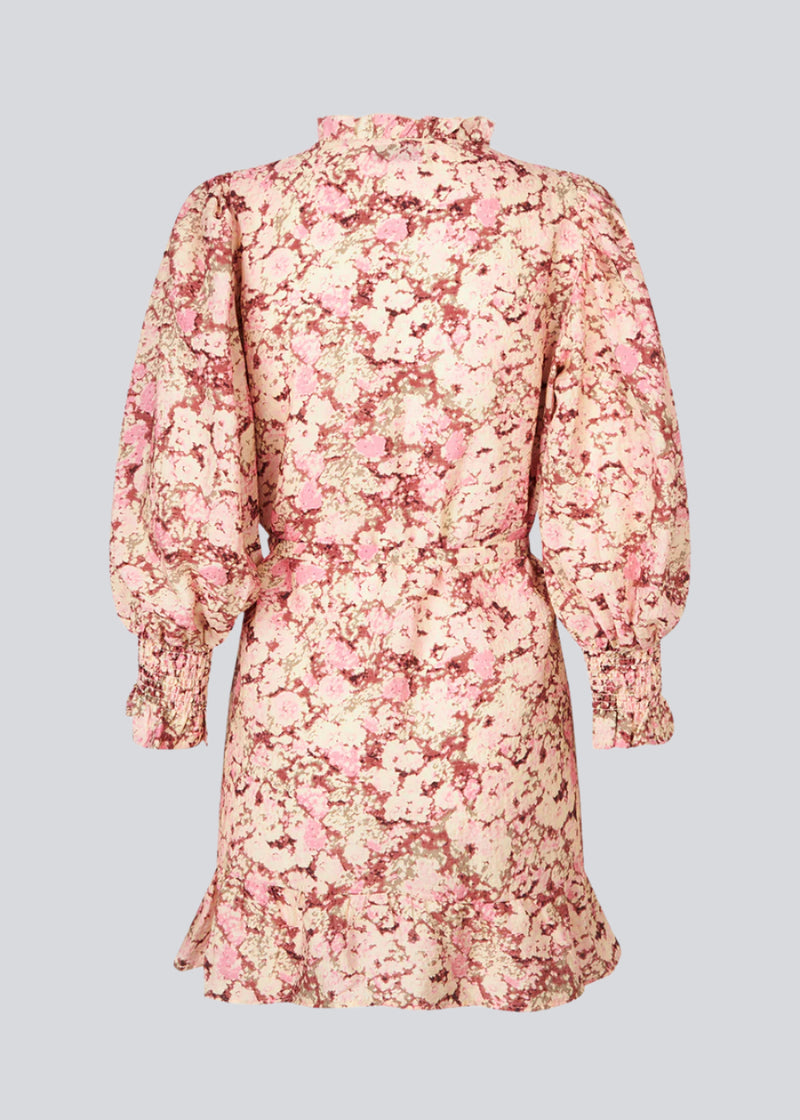 Kort langærmet kjole med v-hals og bindebånd i taljen. MeliaMD print LS dress har en smock detalje ved ærmerne og en flæsekant. Kjolen har et smukt blomstret print i lyserøde nuancer. Modellen er 177 cm og har en str. S/36 på.