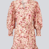 Kort langærmet kjole med v-hals og bindebånd i taljen. MeliaMD print LS dress har en smock detalje ved ærmerne og en flæsekant. Kjolen har et smukt blomstret print i lyserøde nuancer. Modellen er 177 cm og har en str. S/36 på.