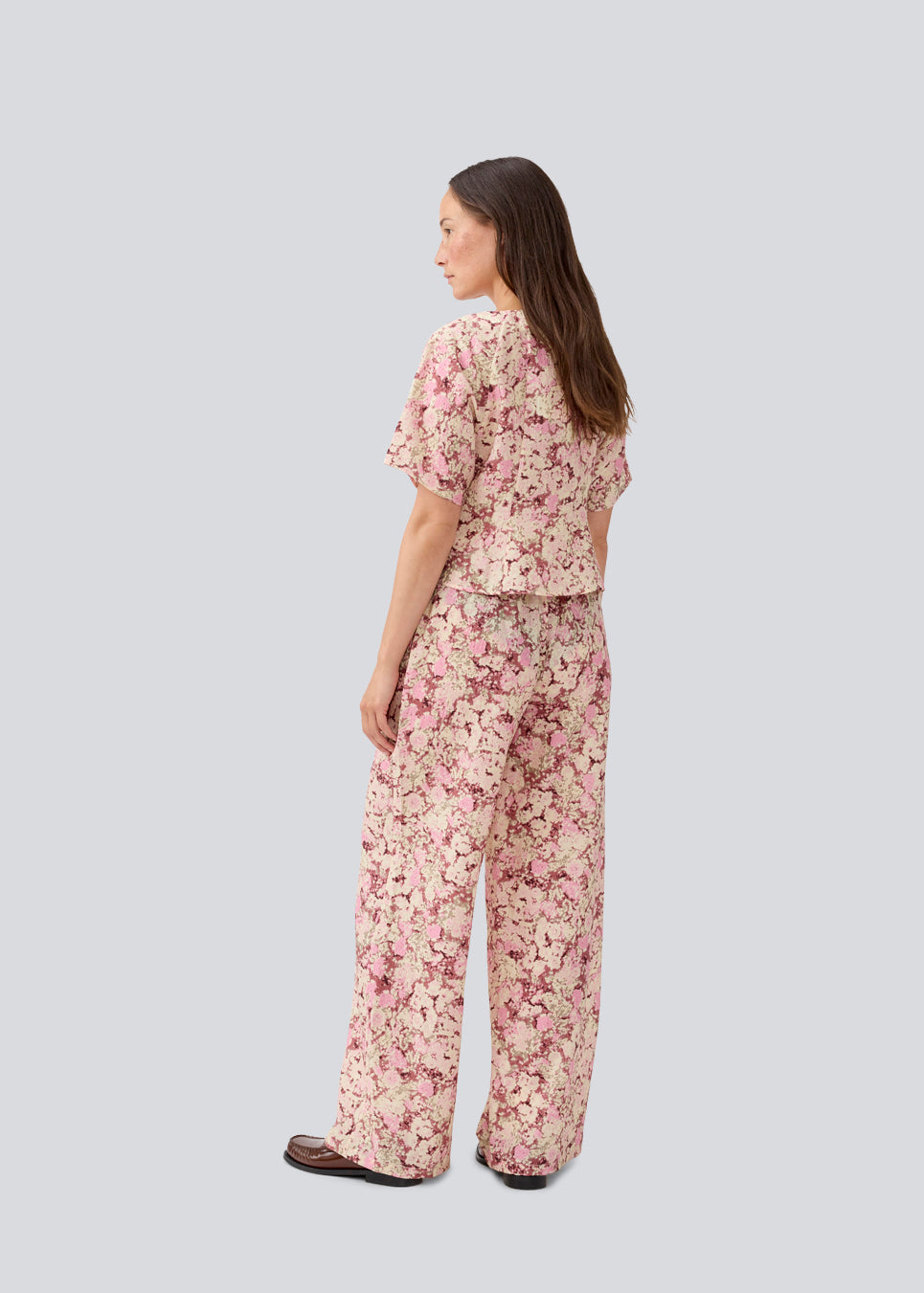 Løse bukser med brede ben. MeliaMD print dress har sidelommer og et elastik i taljen.
