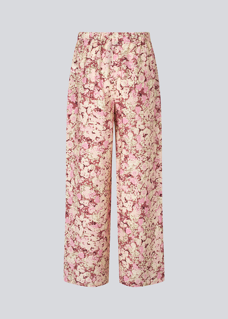 Løse bukser med brede ben. MeliaMD print dress har sidelommer og et elastik i taljen.