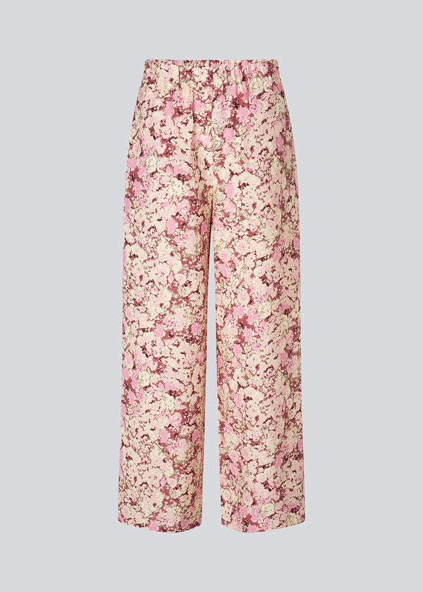 Løse bukser med brede ben. MeliaMD print dress har sidelommer og et elastik i taljen.