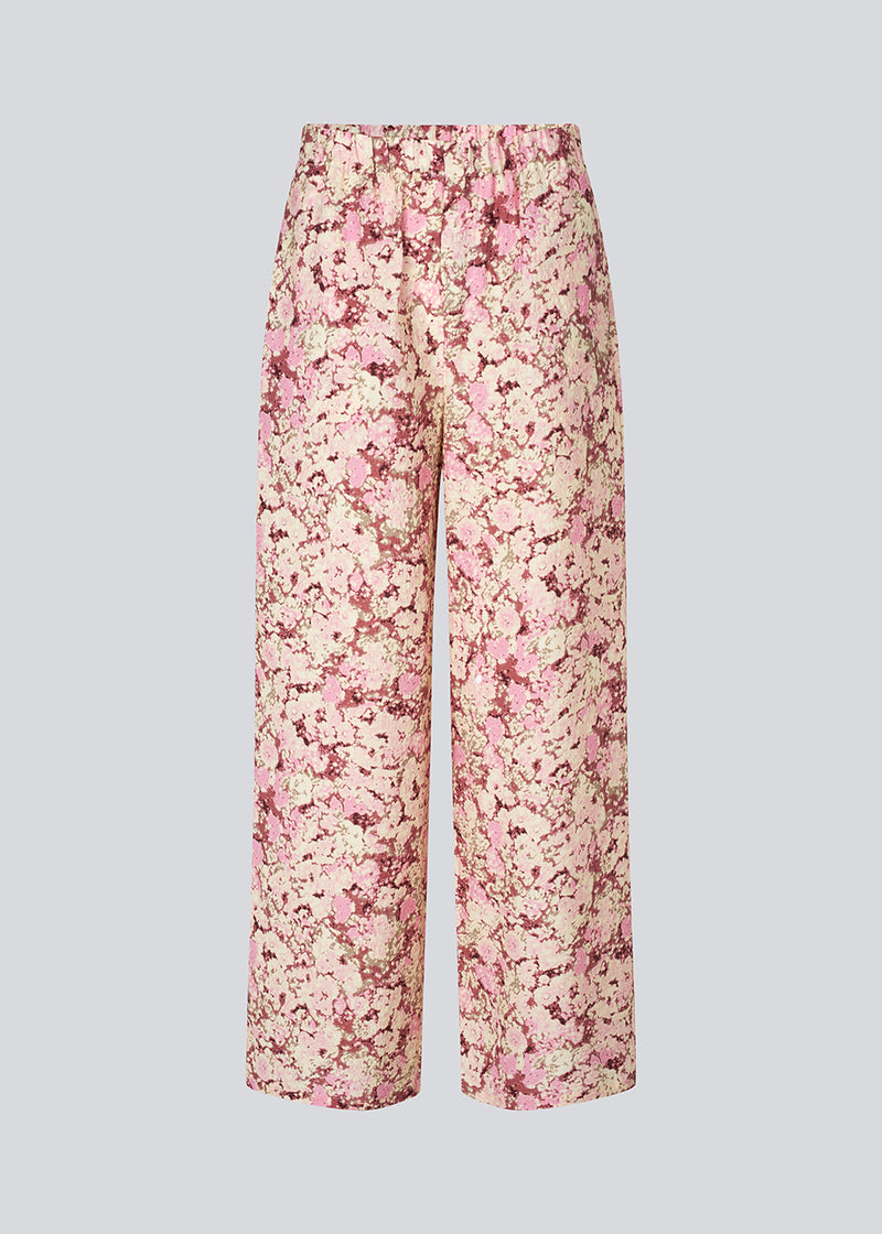 Løse bukser med brede ben. MeliaMD print dress har sidelommer og et elastik i taljen.