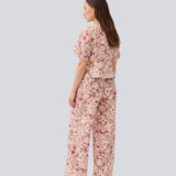 Figursyet top med korte ærmer. MeliaMD print top har en v-hals og knappelukning fortil. Modellen er 177 cm og har en str S/36 på.