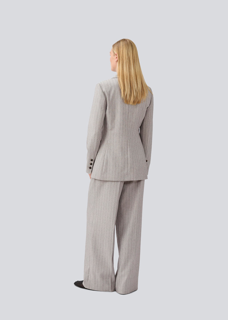 Klassisk blazer med et elegant design. MeridaMD blazer har en reverskrave, knaplukning fortil og to lommer fortil.
