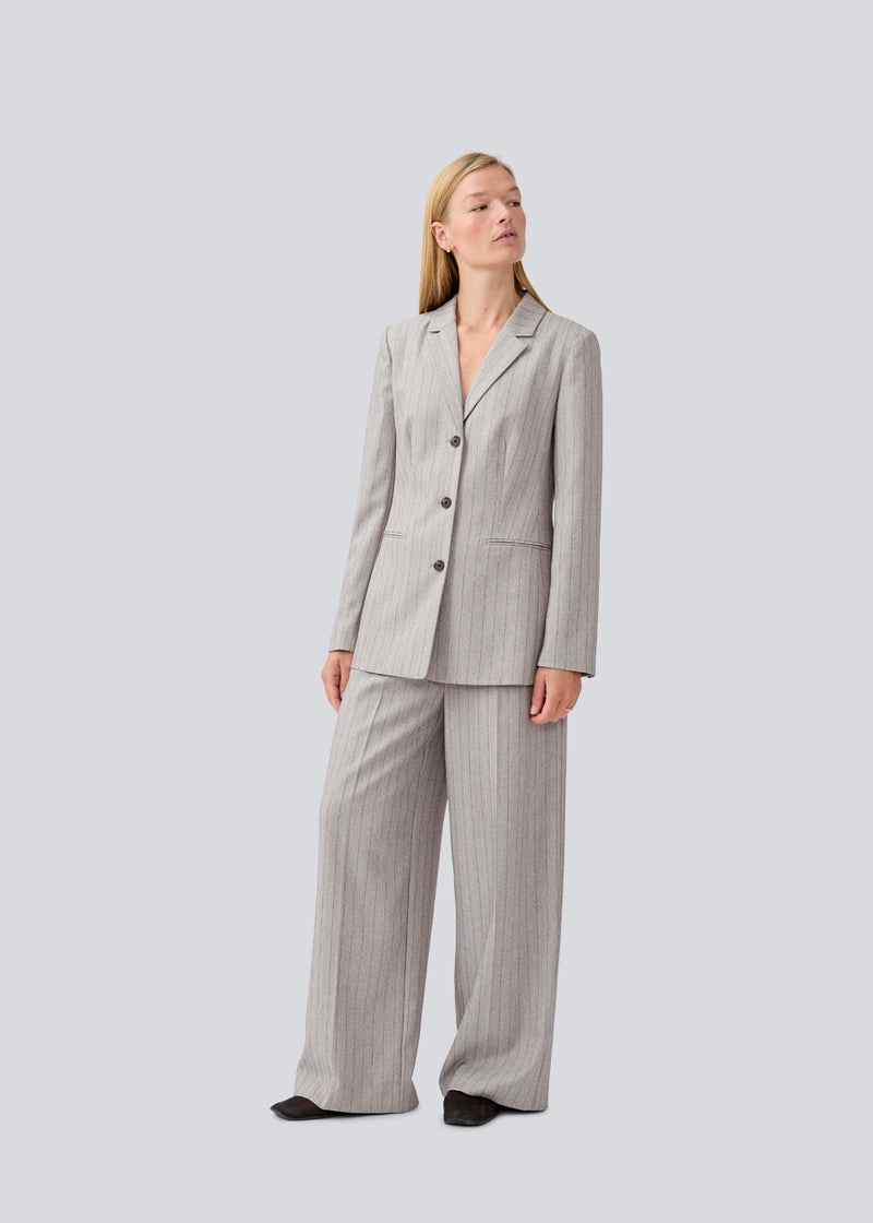 Klassisk blazer med et elegant design. MeridaMD blazer har en reverskrave, knaplukning fortil og to lommer fortil.