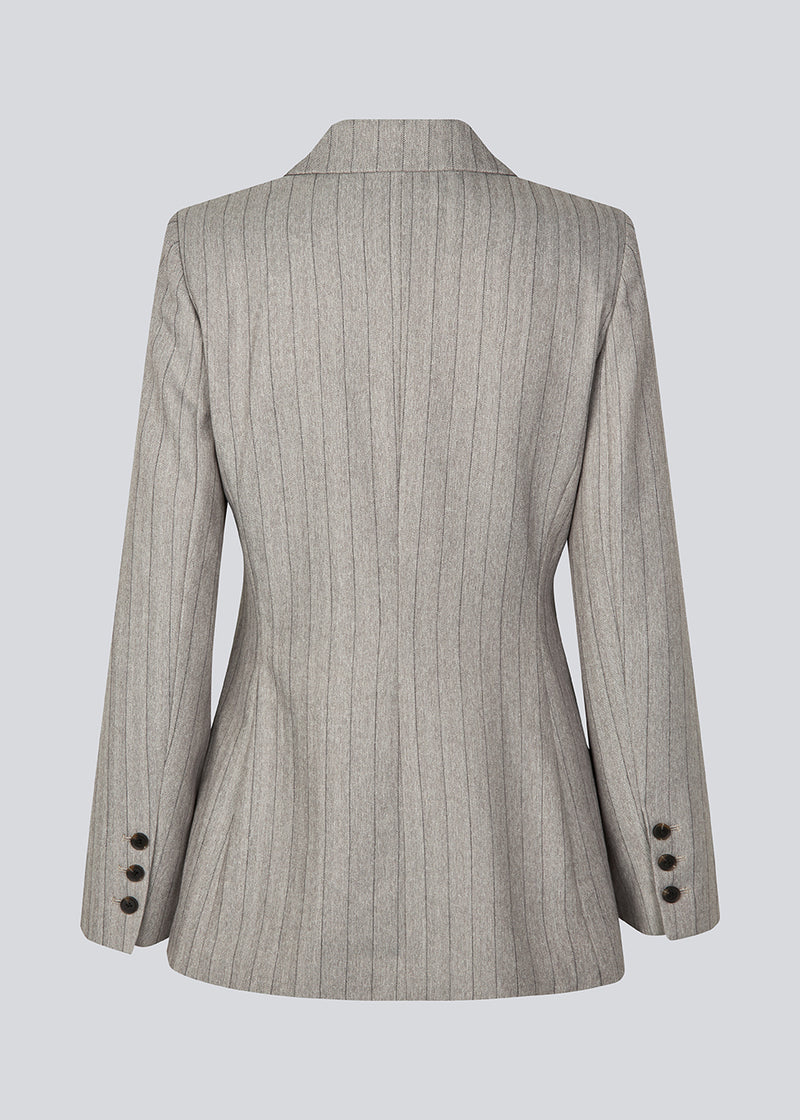 Klassisk blazer med et elegant design. MeridaMD blazer har en reverskrave, knaplukning fortil og to lommer fortil.