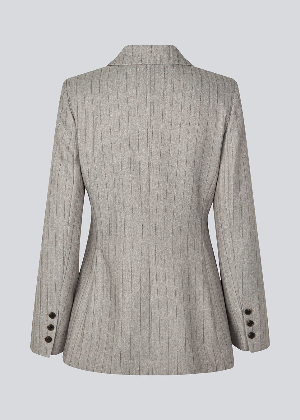 Klassisk blazer med et elegant design. MeridaMD blazer har en reverskrave, knaplukning fortil og to lommer fortil.