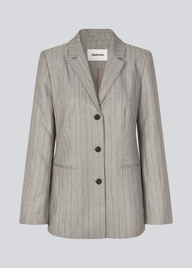 Klassisk blazer med et elegant design. MeridaMD blazer har en reverskrave, knaplukning fortil og to lommer fortil.
