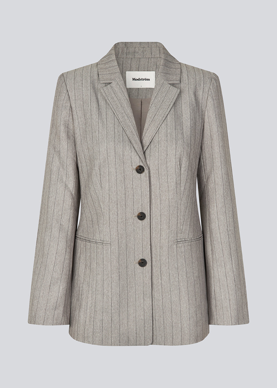 Klassisk blazer med et elegant design. MeridaMD blazer har en reverskrave, knaplukning fortil og to lommer fortil.