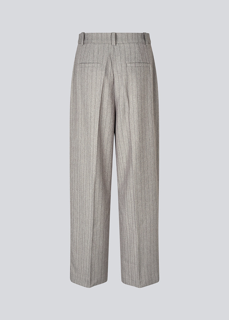 Habitbukser med vide ben og pressefolder. MeridaMD pants har en mellemhøj talje, lynlås samt sidelommer og paspolerede baglommer. 