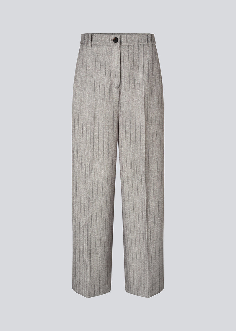 Habitbukser med vide ben og pressefolder. MeridaMD pants har en mellemhøj talje, lynlås samt sidelommer og paspolerede baglommer. 