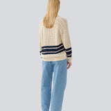 Løs strikket cardigan i beige med mørkeblå striber i kabel strik. MetteMD cardigan er let gennemsigtig, har løse ærmer og en knappelukning fortil. Modellen er 177 cm og har en str. S/36 på.