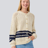 Løs strikket cardigan i beige med mørkeblå striber i kabel strik. MetteMD cardigan er let gennemsigtig, har løse ærmer og en knappelukning fortil. Modellen er 177 cm og har en str. S/36 på.