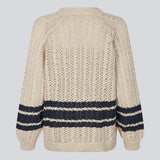 Løs strikket cardigan i beige med mørkeblå striber i kabel strik. MetteMD cardigan er let gennemsigtig, har løse ærmer og en knappelukning fortil. Modellen er 177 cm og har en str. S/36 på.