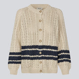 Løs strikket cardigan i beige med mørkeblå striber i kabel strik. MetteMD cardigan er let gennemsigtig, har løse ærmer og en knappelukning fortil. Modellen er 177 cm og har en str. S/36 på.