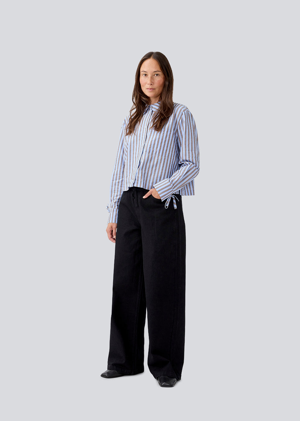 Cropped skjorte i bomuld med en løs pasform. MeyrickMD stripe shirt har brede ærmer, en brystlomme og manchet med slids og bindebånd.