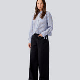 Cropped skjorte i bomuld med en løs pasform. MeyrickMD stripe shirt har brede ærmer, en brystlomme og manchet med slids og bindebånd.