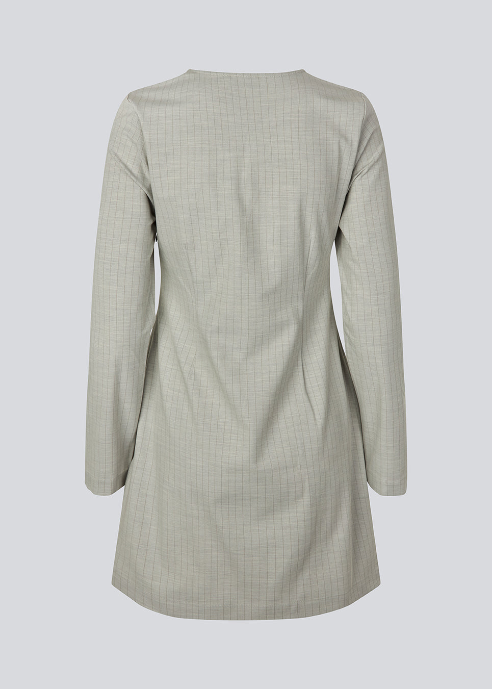 Kort figursyet kjole med v-hals med binde detalje. MickiMD dress har lange ærmer og en lynlås i siden.