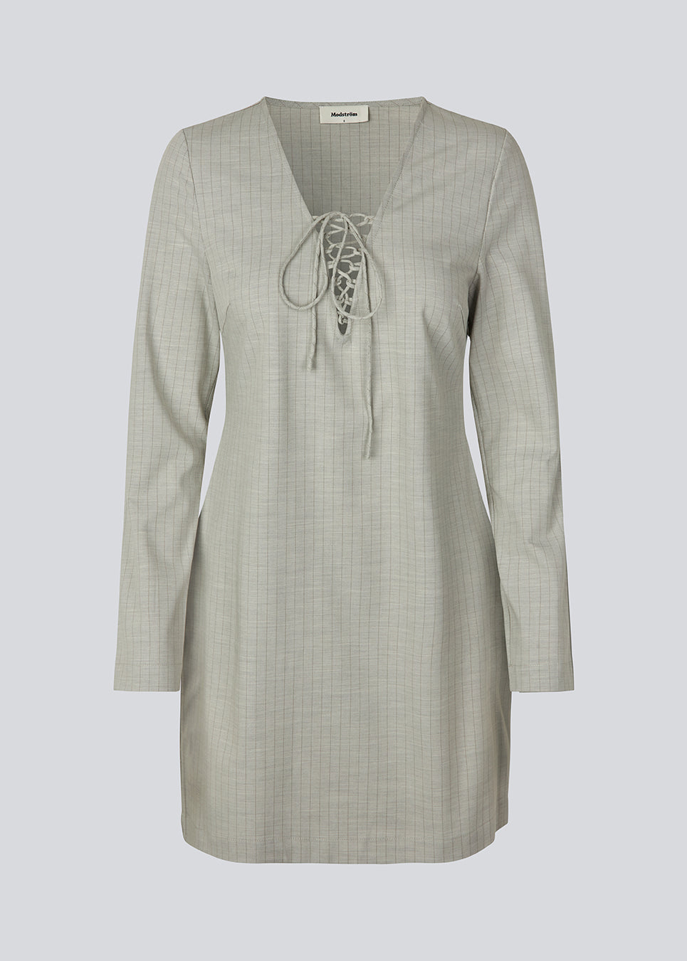 Kort figursyet kjole med v-hals med binde detalje. MickiMD dress har lange ærmer og en lynlås i siden.
