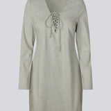 Kort figursyet kjole med v-hals med binde detalje. MickiMD dress har lange ærmer og en lynlås i siden.