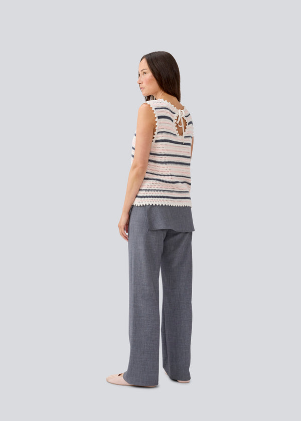 Hæklet top uden ærmer i økologisk bomuld. MieMD stripe top har detaljerede kanter og en dyb v-udskæring på ryggen som bindes med et bindebånd. Modellen er 177 cm og har en str. S/36 på.