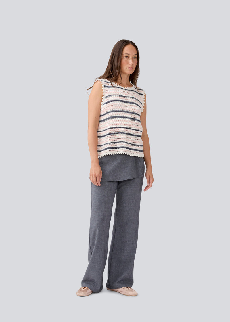 Hæklet top uden ærmer i økologisk bomuld. MieMD stripe top har detaljerede kanter og en dyb v-udskæring på ryggen som bindes med et bindebånd. Modellen er 177 cm og har en str. S/36 på.