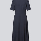 Maxi kjole med korte ærmer og v-hals. MiguelMD SS dress har smock detaljer og en usynlig lynlås i siden.