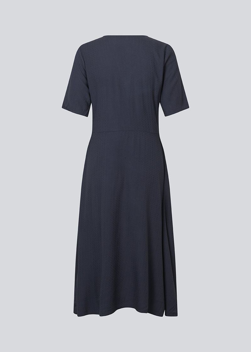 Maxi kjole med korte ærmer og v-hals. MiguelMD SS dress har smock detaljer og en usynlig lynlås i siden.