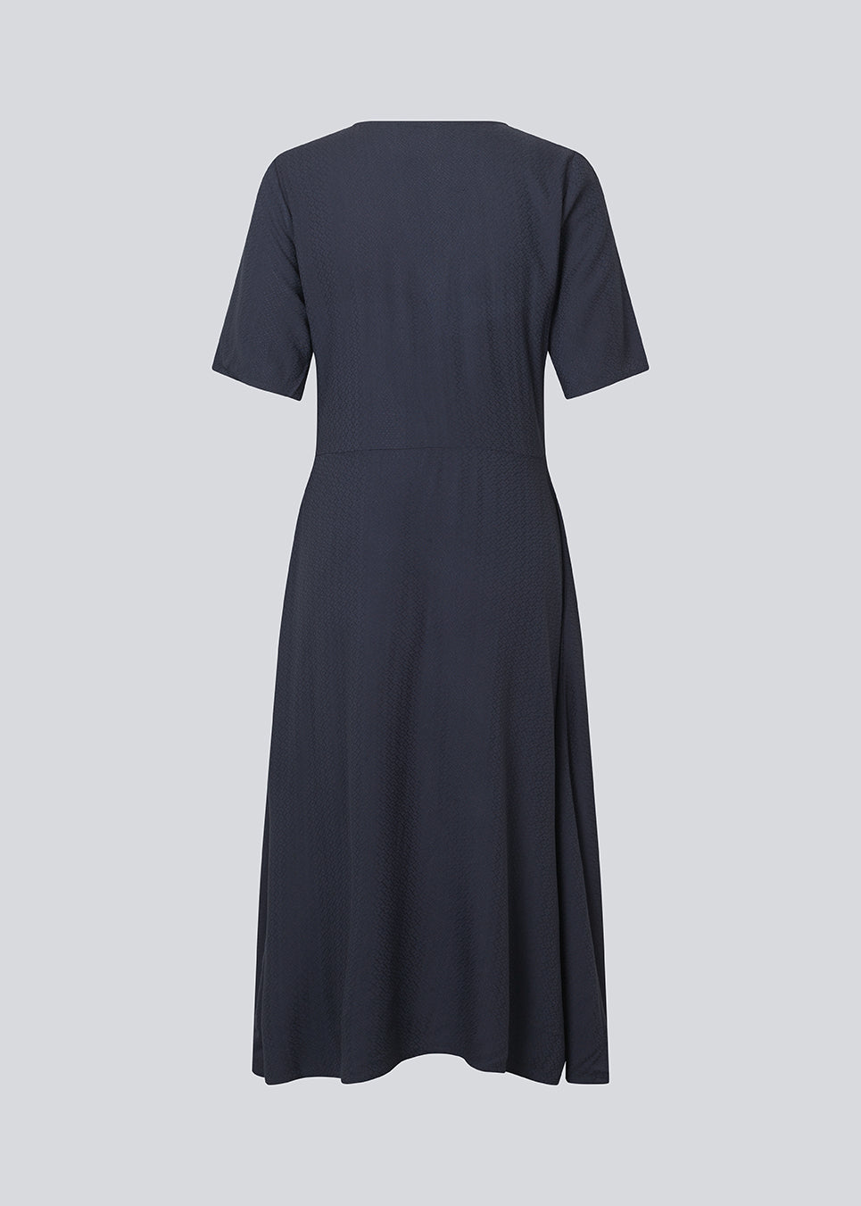 Maxi kjole med korte ærmer og v-hals. MiguelMD SS dress har smock detaljer og en usynlig lynlås i siden.