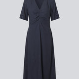 Maxi kjole med korte ærmer og v-hals. MiguelMD SS dress har smock detaljer og en usynlig lynlås i siden.