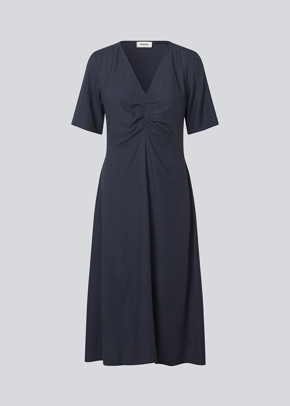 Maxi kjole med korte ærmer og v-hals. MiguelMD SS dress har smock detaljer og en usynlig lynlås i siden.