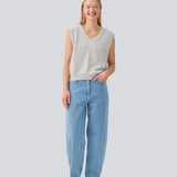 Jeans med vidde i bomuldsdenim. MikaMD jeans har en høj talje, for- og baglommer Modellen er 177 cm og har en str S/36 på.
