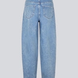 Jeans med vidde i bomuldsdenim. MikaMD jeans har en høj talje, for- og baglommer Modellen er 177 cm og har en str S/36 på.
