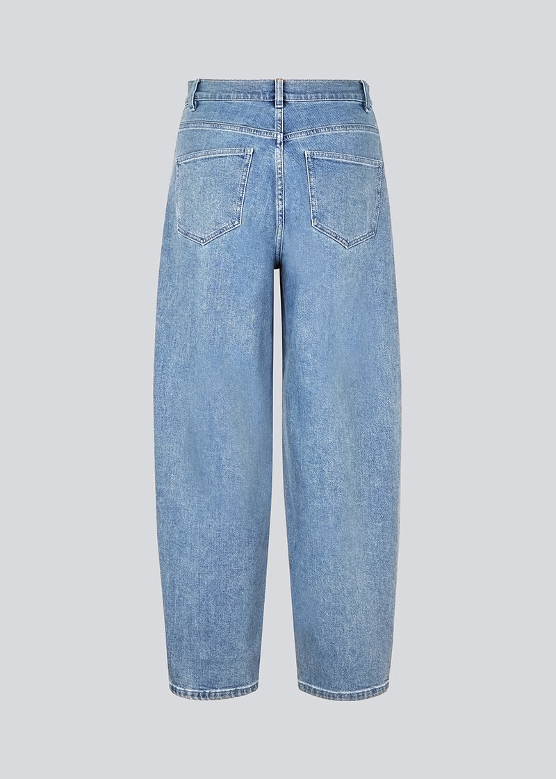 Jeans med vidde i bomuldsdenim. MikaMD jeans har en høj talje, for- og baglommer Modellen er 177 cm og har en str S/36 på.
