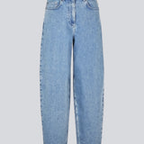 Jeans med vidde i bomuldsdenim. MikaMD jeans har en høj talje, for- og baglommer Modellen er 177 cm og har en str S/36 på.
