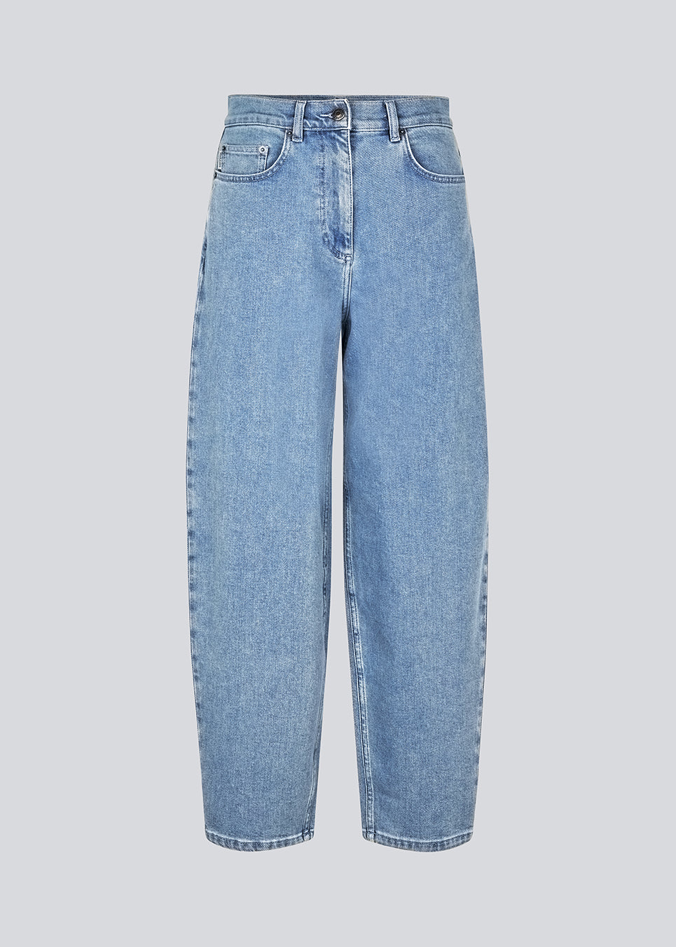 Jeans med vidde i bomuldsdenim. MikaMD jeans har en høj talje, for- og baglommer Modellen er 177 cm og har en str S/36 på.
