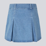 Kort nederdel med læg i denim. MikaMD jeans har en høj talje og en usynlig lynlås i siden. Modellen er 177 cm og har en str. S/36 på.