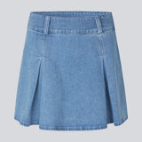 Kort nederdel med læg i denim. MikaMD jeans har en høj talje og en usynlig lynlås i siden. Modellen er 177 cm og har en str. S/36 på.