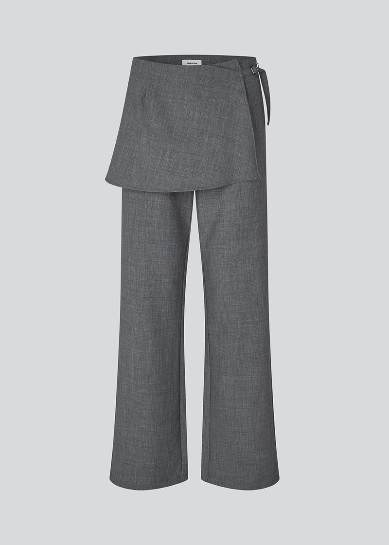 Løse bukser med wrap skirt. MikkelineMD pants har en høj talje, usynlig lynlås i siden og lukkes med et smalt bælte